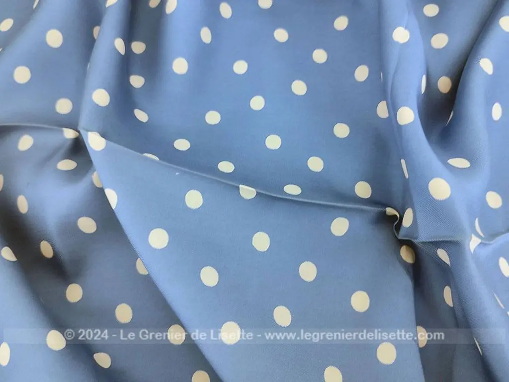 Beau coupon tissus soyeux polyester bleu ciel pois blancs – Image 4