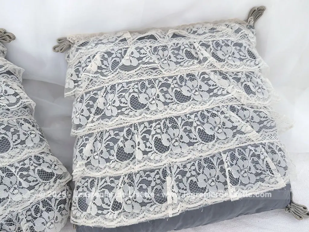 Duo coussins habillés bandes dentelle décor passepoil gris – Image 9