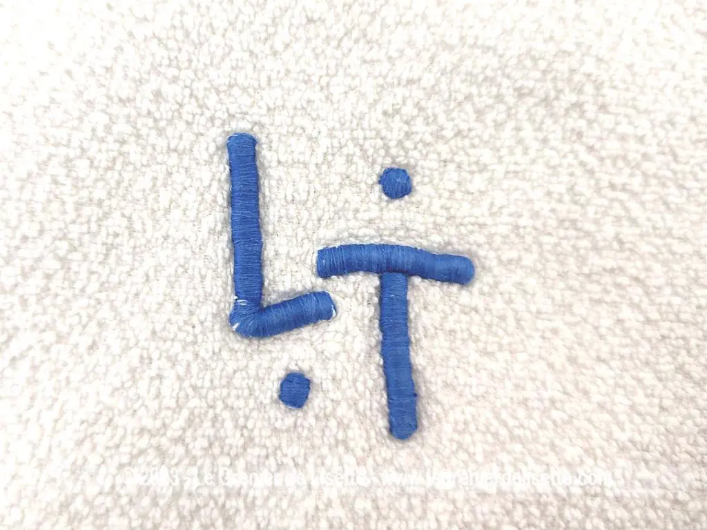 Duo serviettes éponge blanches aux monogrammes LT – Image 4