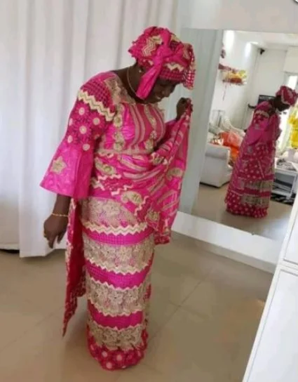Ensemble robe longue à fente en Pagne et Bazin à motifs et garniture dorée couleur rose – Image 2