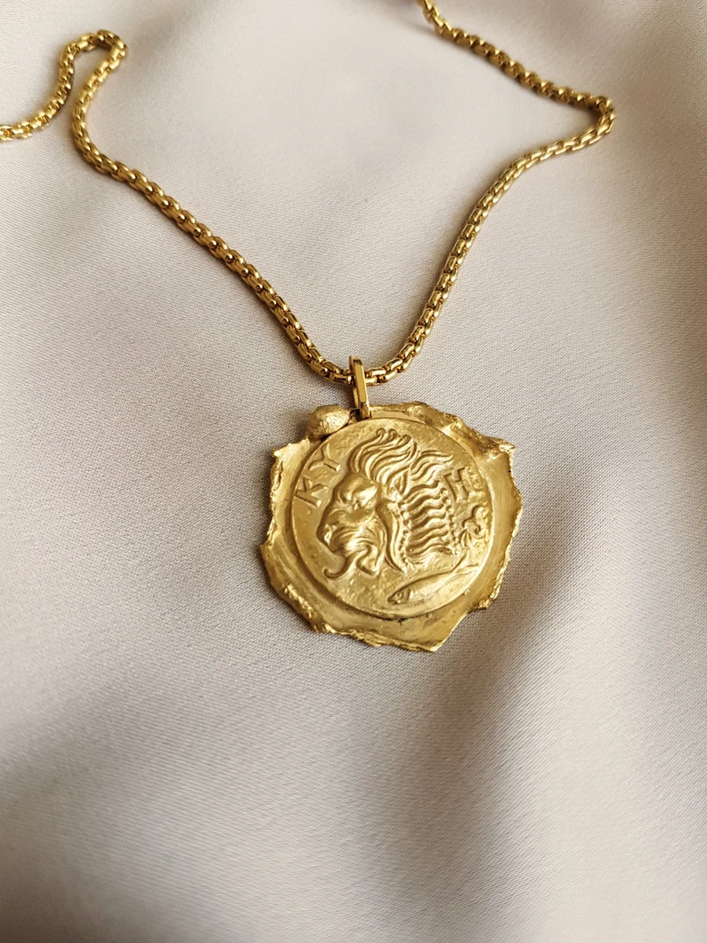 LaGeometrieJewels – Collier de charme en pièce de lion vintage – Image 3