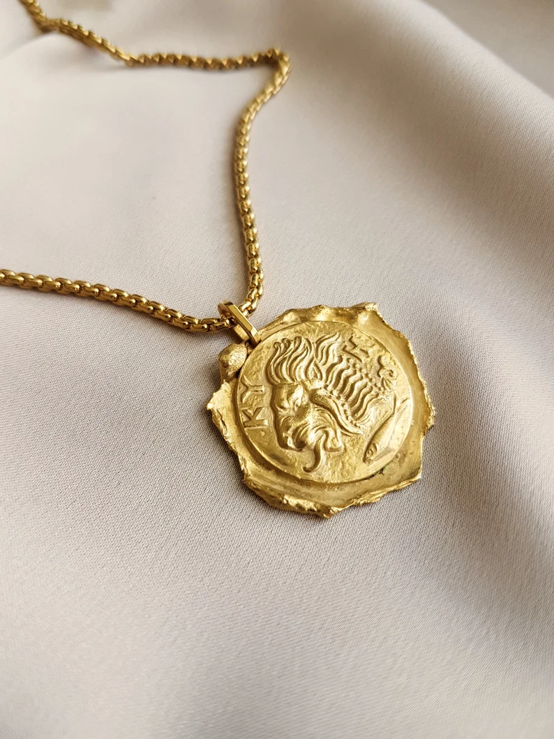 LaGeometrieJewels – Collier de charme en pièce de lion vintage – Image 5