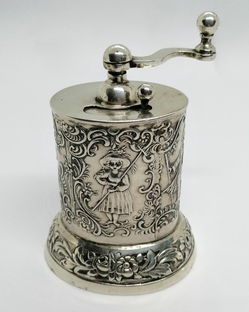 Moulin à poivre en argent massif, fabrication Allemande, Hanau 1900-20.