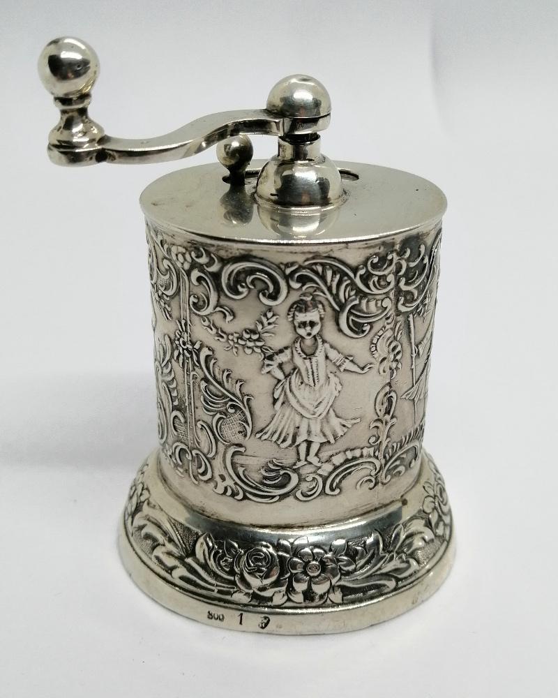 Moulin à poivre en argent massif, fabrication Allemande, Hanau 1900-20. – Image 3