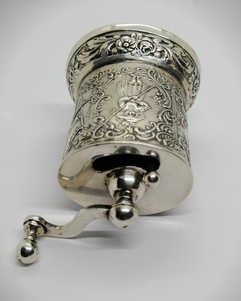 Moulin à poivre en argent massif, fabrication Allemande, Hanau 1900-20. – Image 7