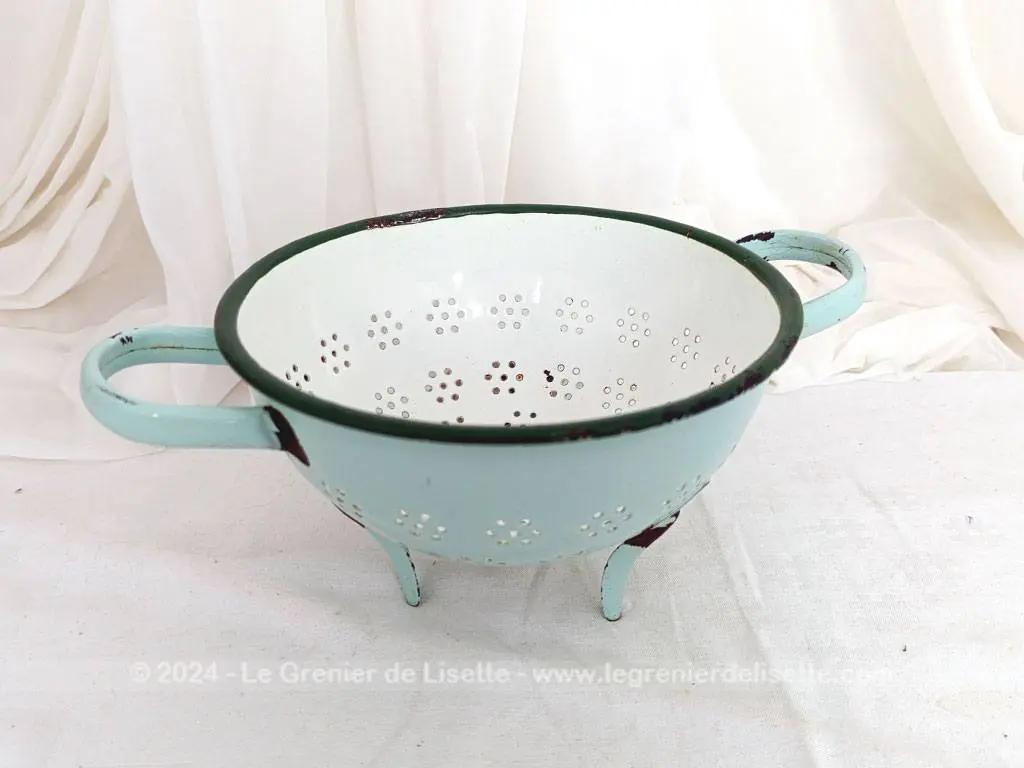 Ancienne passoire tripode émaillée vert pastel