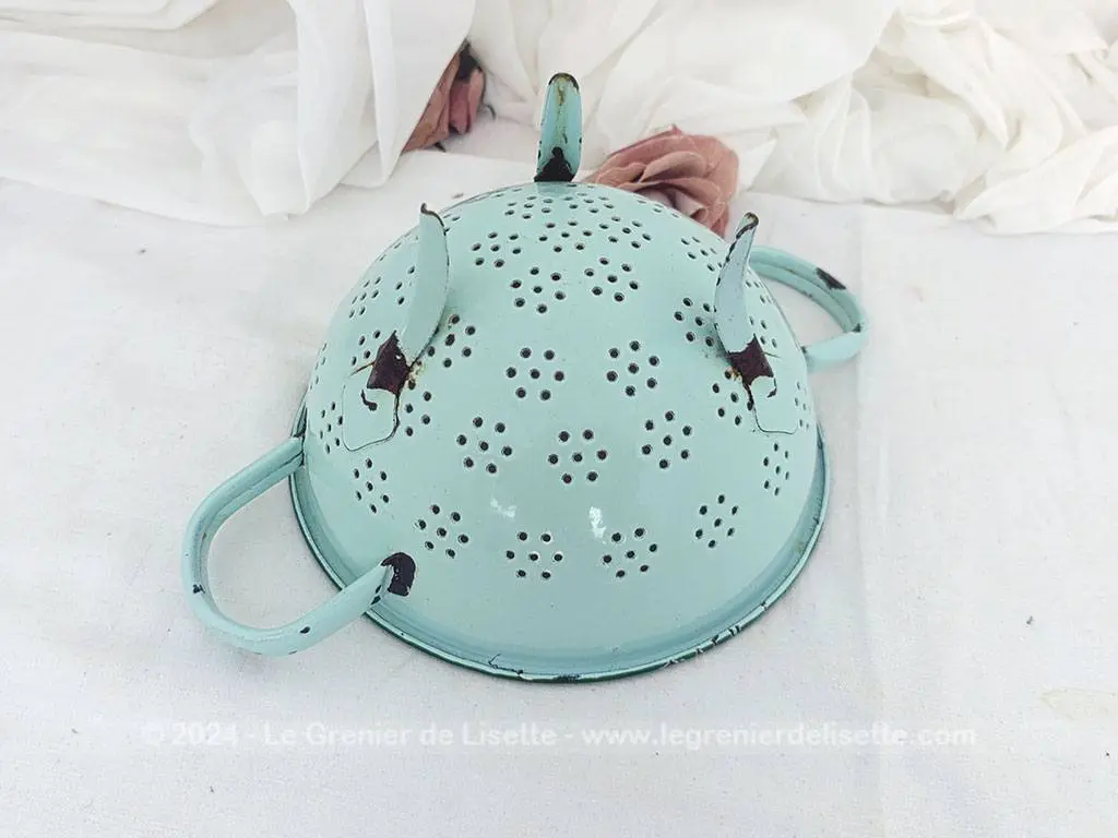 Ancienne passoire tripode émaillée vert pastel – Image 3