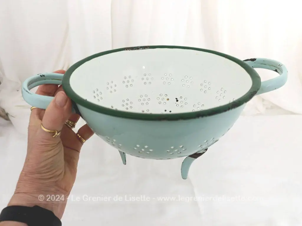 Ancienne passoire tripode émaillée vert pastel – Image 4
