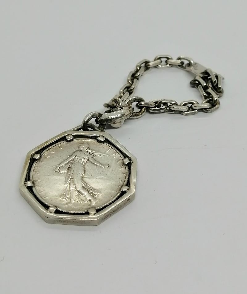 Porte-clefs en argent, avec pièce en francs, travail vers 1930-40. – Image 2