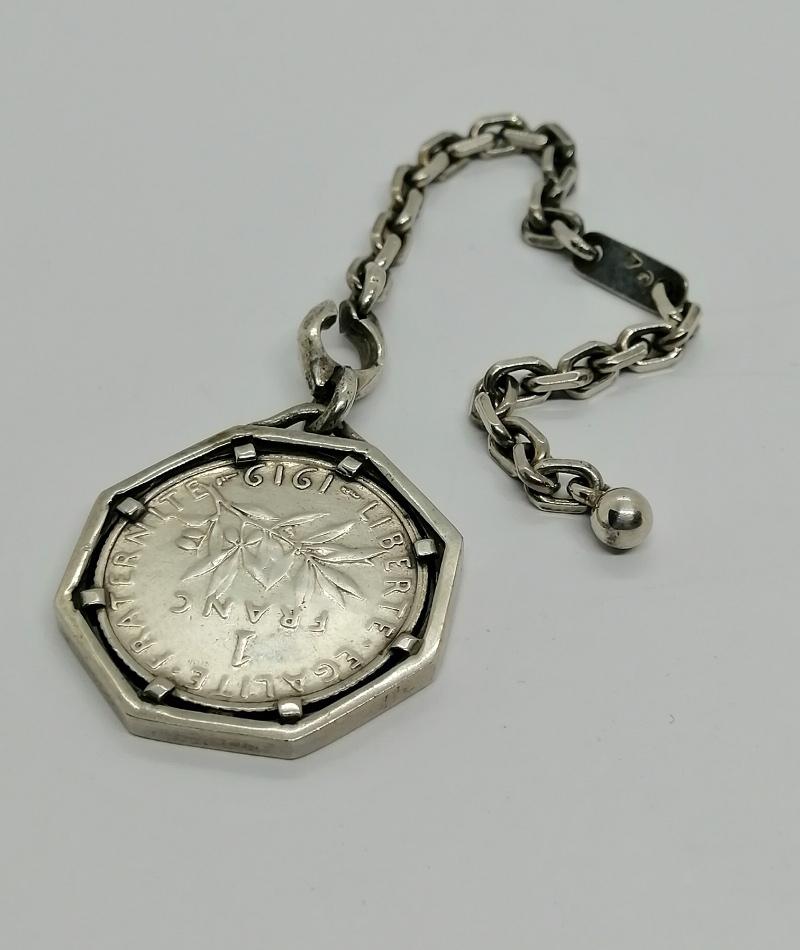Porte-clefs en argent, avec pièce en francs, travail vers 1930-40. – Image 3