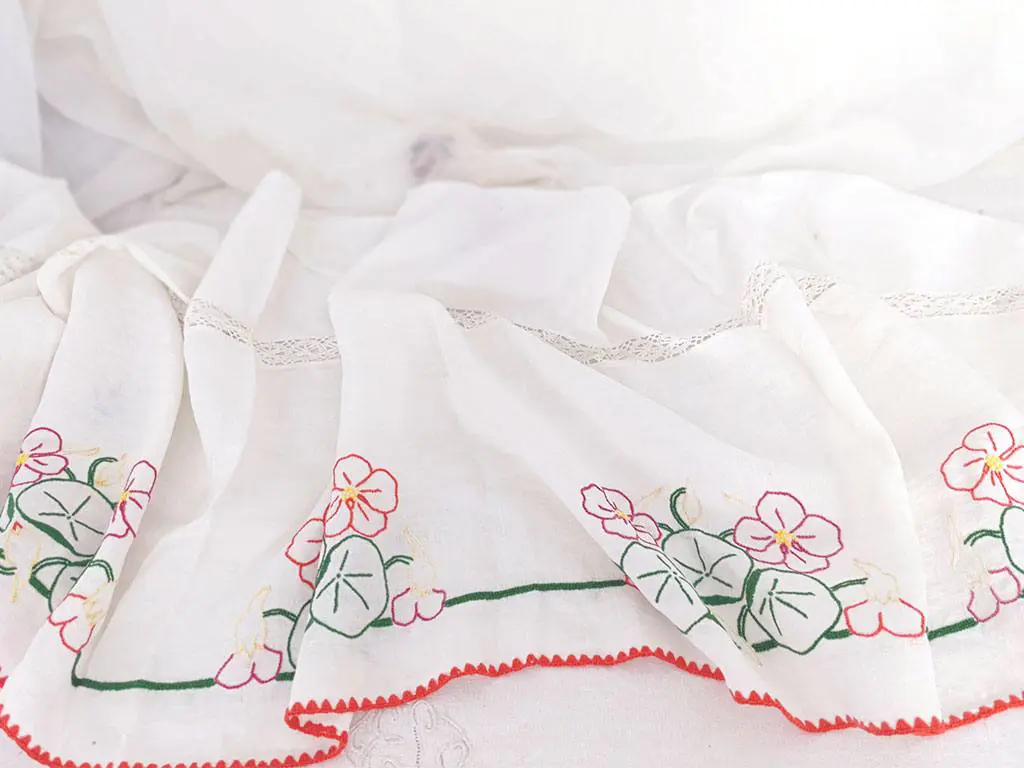 Grand tour de cheminée ou rideau broderies fait main